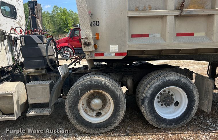 image for item JM9286 2001 Freightliner FLD120  semi truck