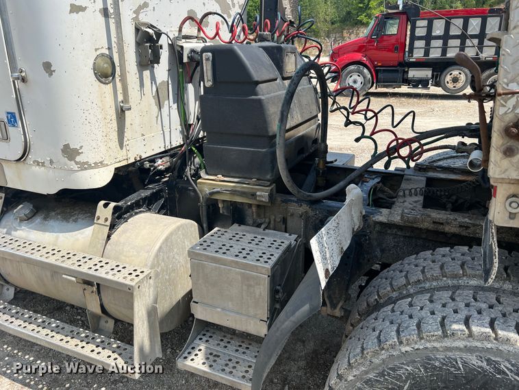 image for item JM9286 2001 Freightliner FLD120  semi truck