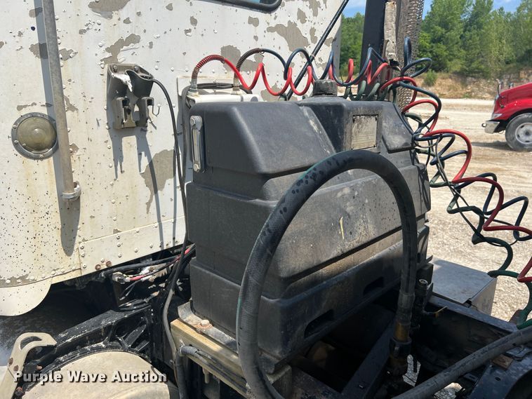 image for item JM9286 2001 Freightliner FLD120  semi truck