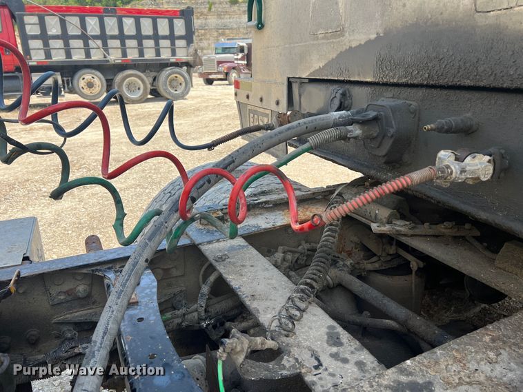 image for item JM9286 2001 Freightliner FLD120  semi truck