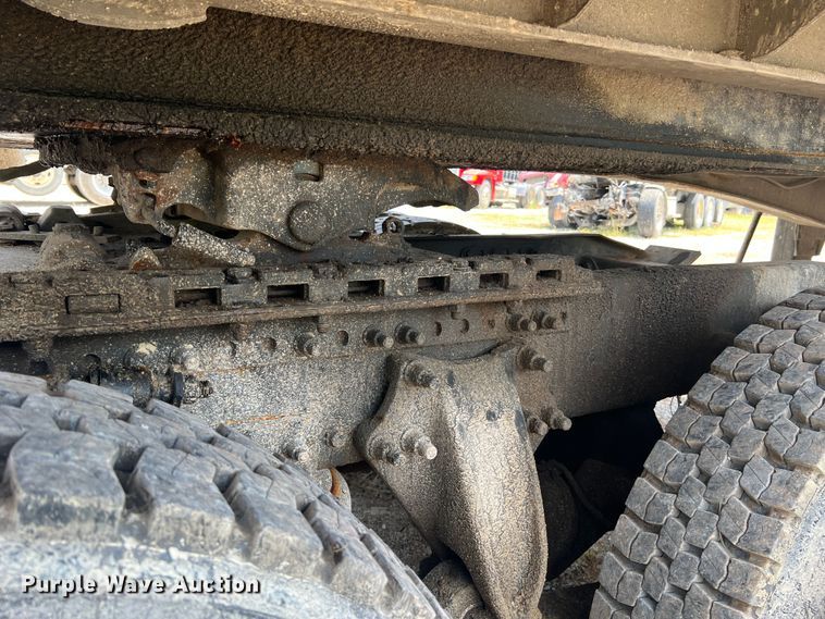 image for item JM9286 2001 Freightliner FLD120  semi truck