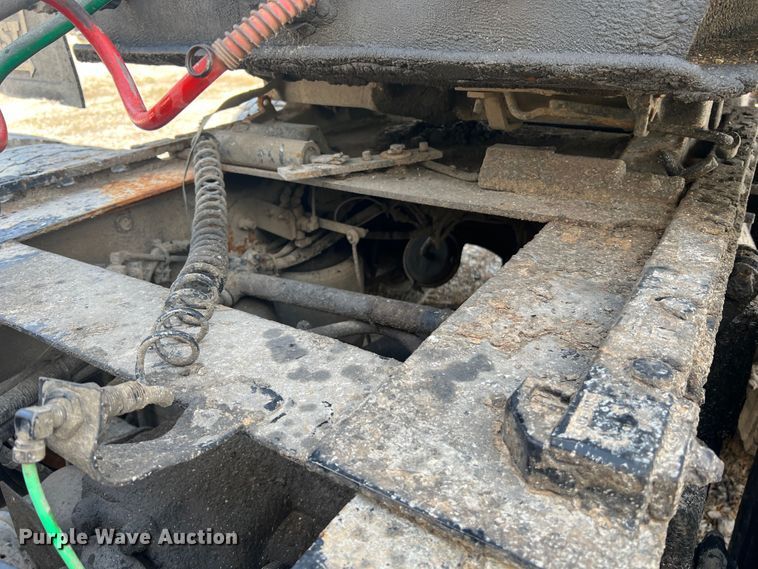 image for item JM9286 2001 Freightliner FLD120  semi truck