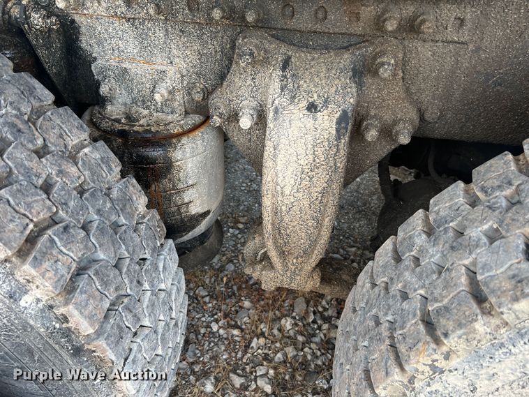 image for item JM9286 2001 Freightliner FLD120  semi truck