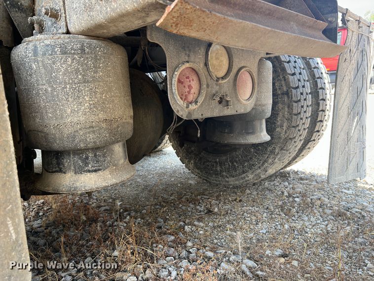 image for item JM9286 2001 Freightliner FLD120  semi truck