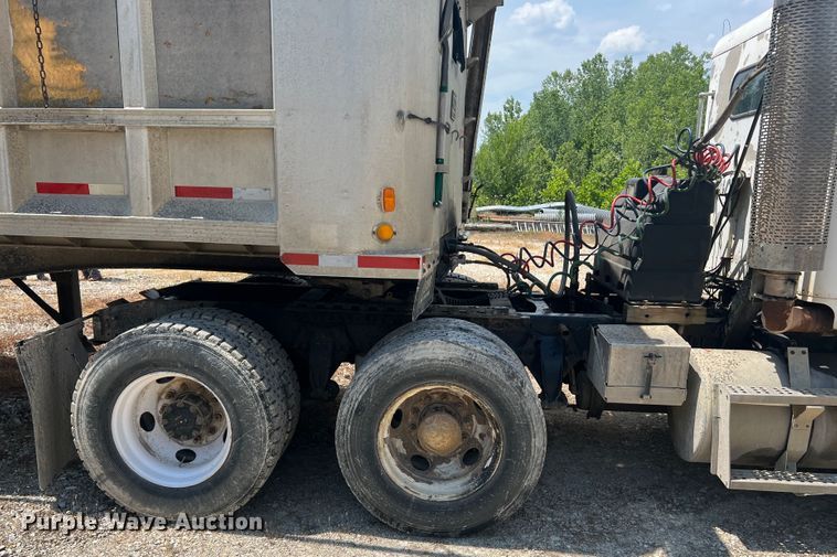 image for item JM9286 2001 Freightliner FLD120  semi truck