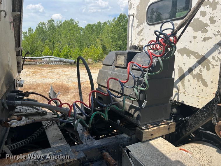 image for item JM9286 2001 Freightliner FLD120  semi truck