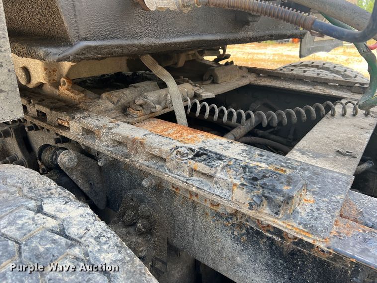 image for item JM9286 2001 Freightliner FLD120  semi truck