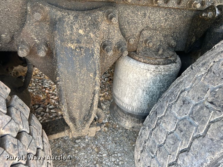 image for item JM9286 2001 Freightliner FLD120  semi truck