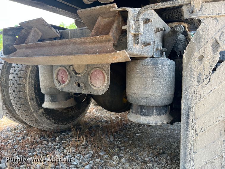 image for item JM9286 2001 Freightliner FLD120  semi truck