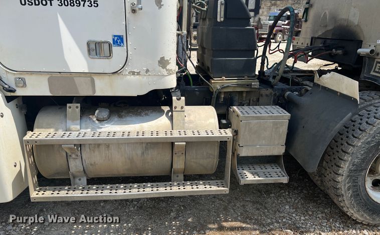 image for item JM9286 2001 Freightliner FLD120  semi truck