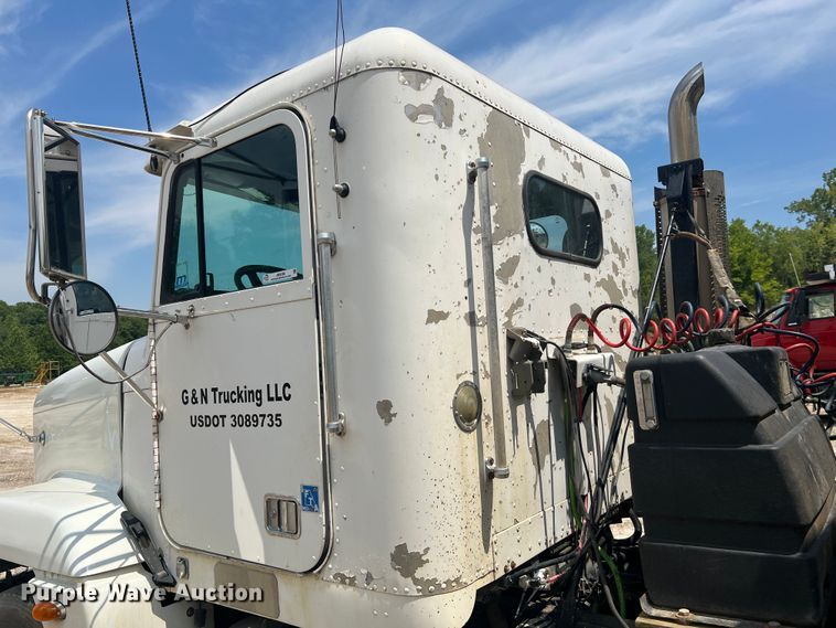 image for item JM9286 2001 Freightliner FLD120  semi truck