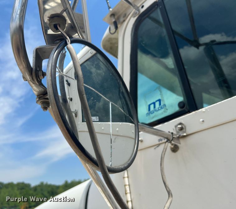 image for item JM9286 2001 Freightliner FLD120  semi truck