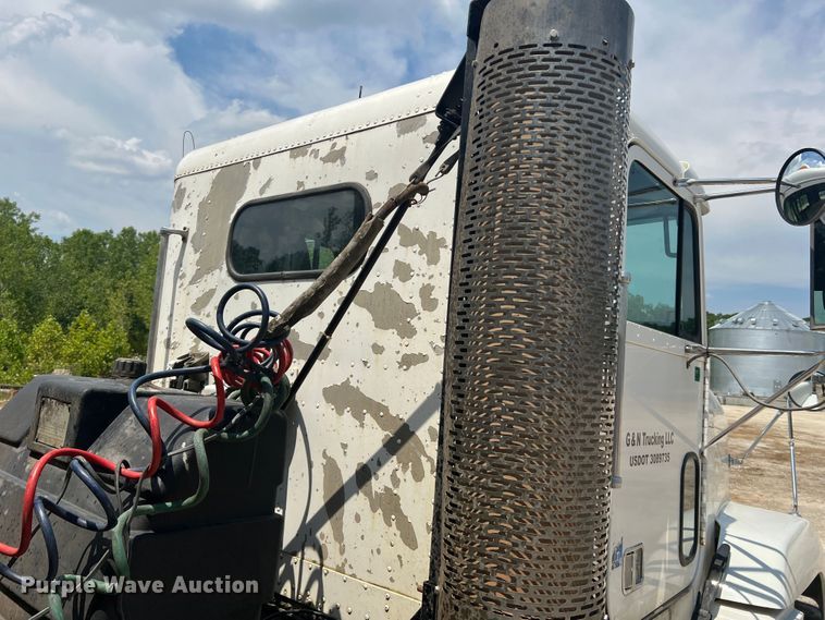 image for item JM9286 2001 Freightliner FLD120  semi truck