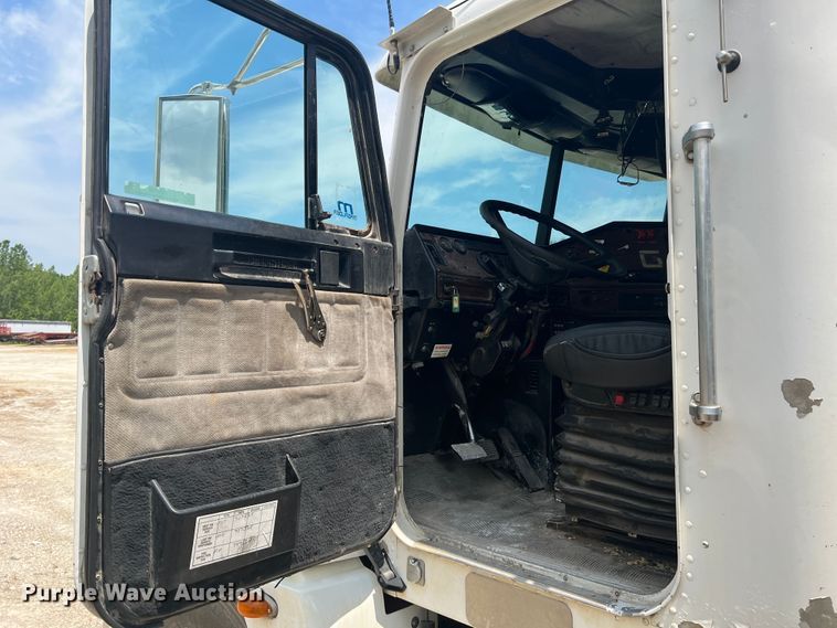 image for item JM9286 2001 Freightliner FLD120  semi truck