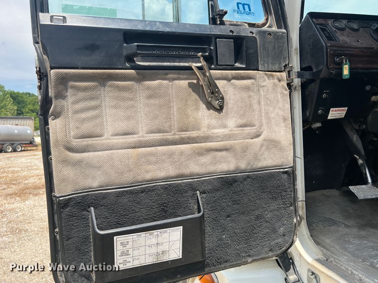 image for item JM9286 2001 Freightliner FLD120  semi truck