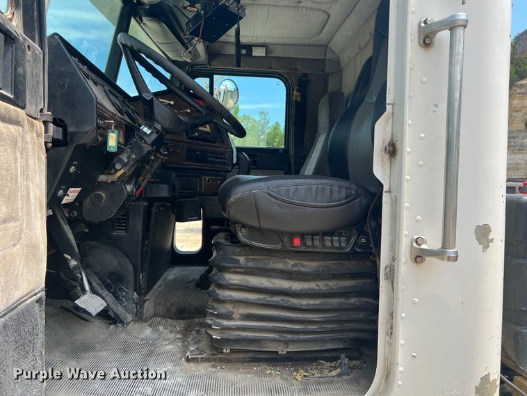 image for item JM9286 2001 Freightliner FLD120  semi truck