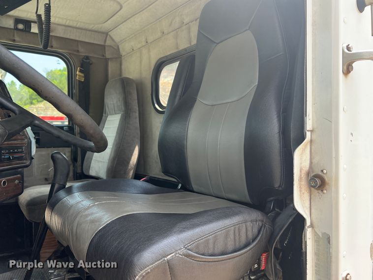 image for item JM9286 2001 Freightliner FLD120  semi truck