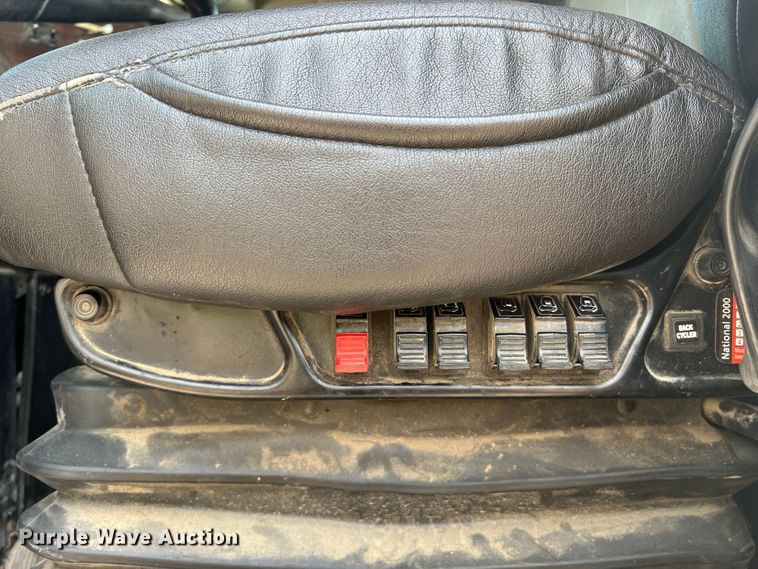 image for item JM9286 2001 Freightliner FLD120  semi truck