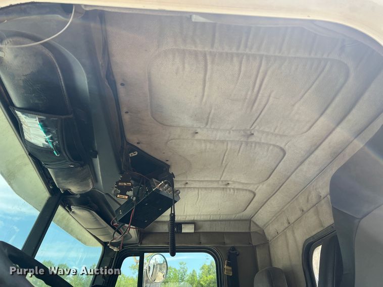 image for item JM9286 2001 Freightliner FLD120  semi truck