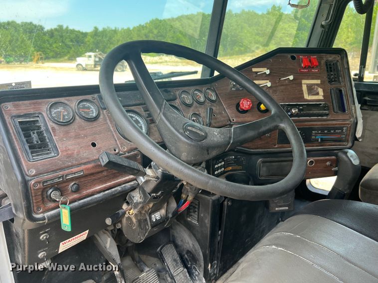 image for item JM9286 2001 Freightliner FLD120  semi truck