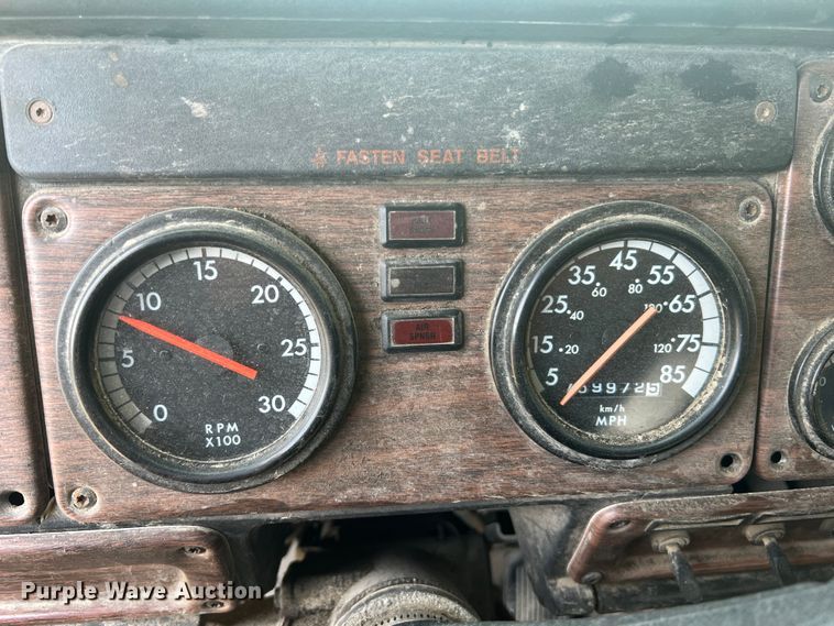 image for item JM9286 2001 Freightliner FLD120  semi truck