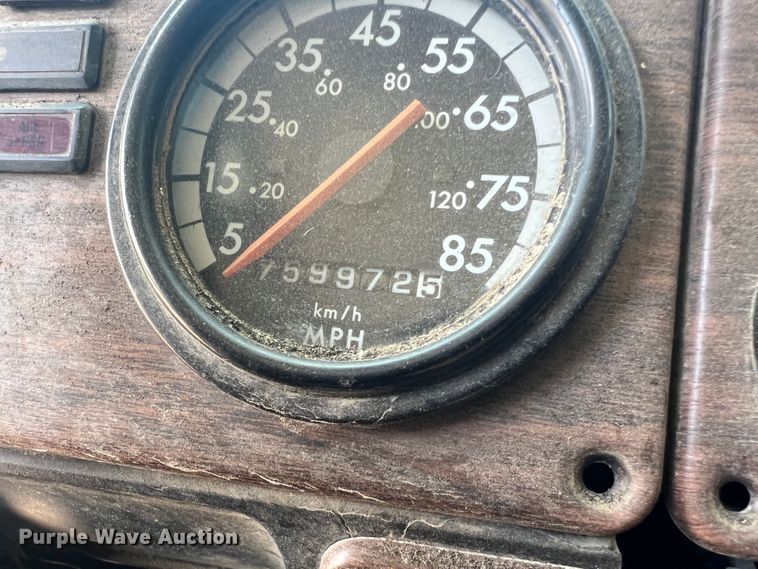 image for item JM9286 2001 Freightliner FLD120  semi truck