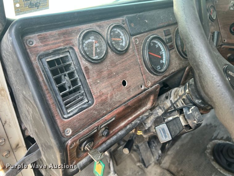 image for item JM9286 2001 Freightliner FLD120  semi truck