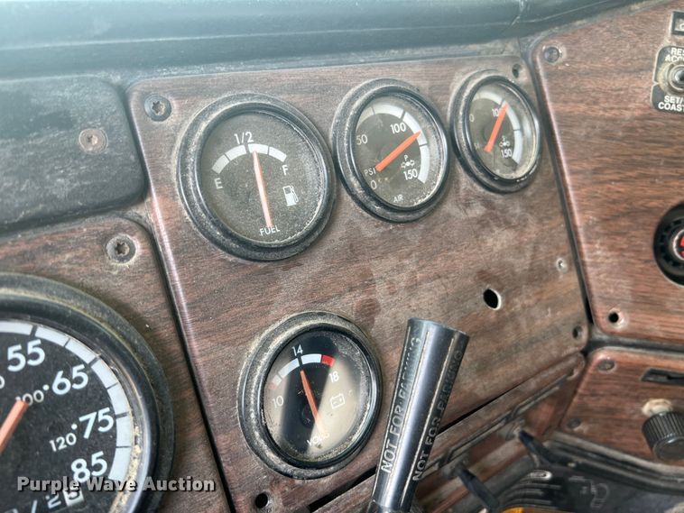 image for item JM9286 2001 Freightliner FLD120  semi truck