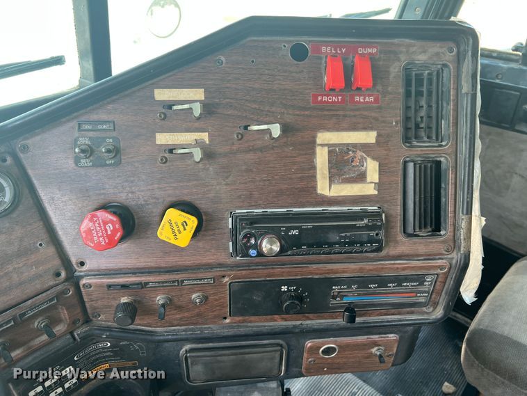 image for item JM9286 2001 Freightliner FLD120  semi truck