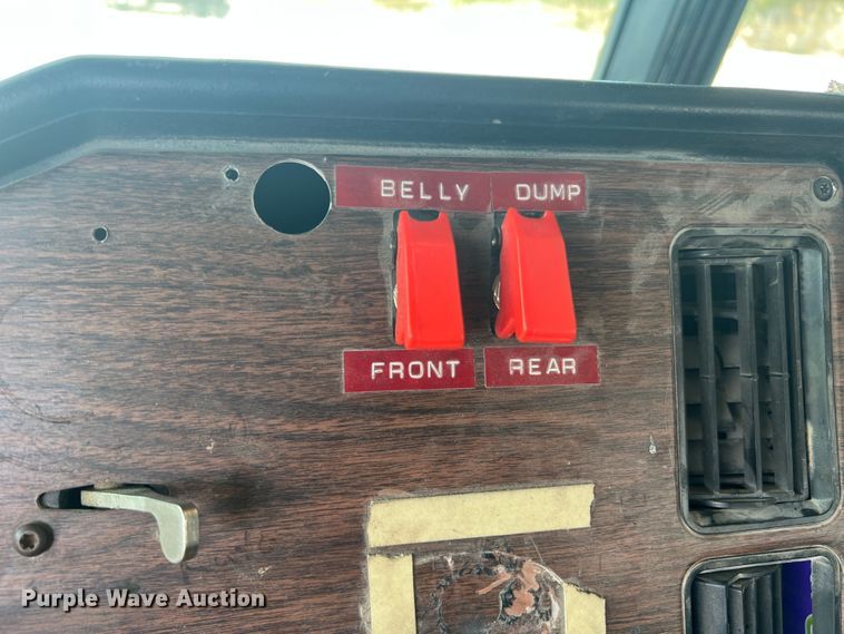 image for item JM9286 2001 Freightliner FLD120  semi truck