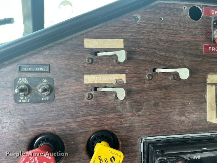 image for item JM9286 2001 Freightliner FLD120  semi truck