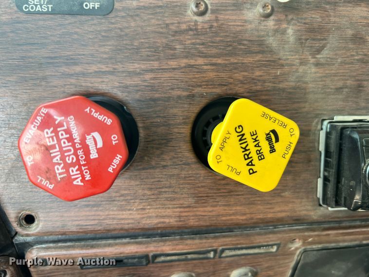 image for item JM9286 2001 Freightliner FLD120  semi truck