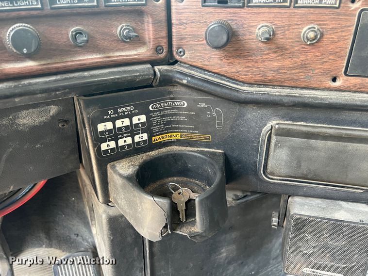 image for item JM9286 2001 Freightliner FLD120  semi truck