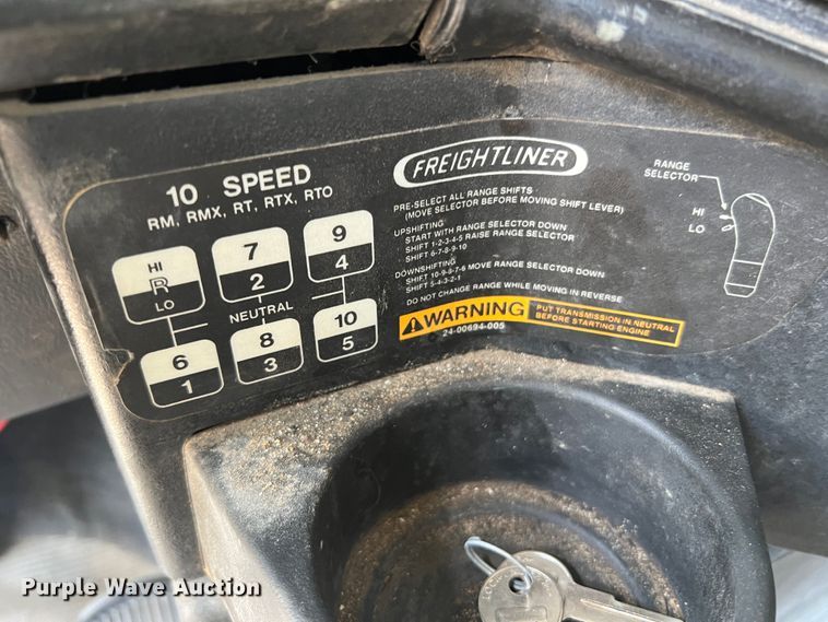 image for item JM9286 2001 Freightliner FLD120  semi truck