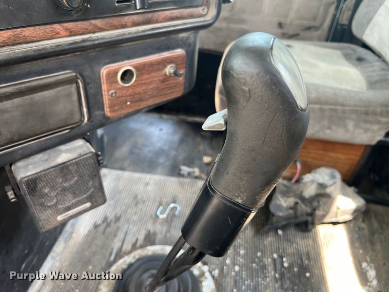 image for item JM9286 2001 Freightliner FLD120  semi truck