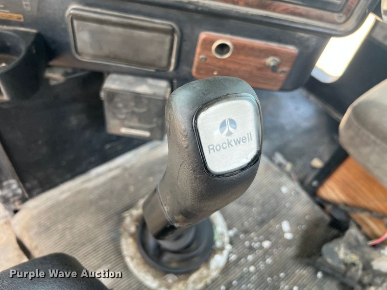 image for item JM9286 2001 Freightliner FLD120  semi truck