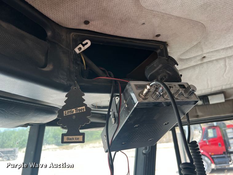 image for item JM9286 2001 Freightliner FLD120  semi truck