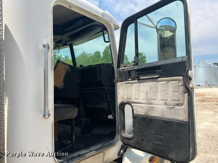 image for item JM9286 2001 Freightliner FLD120  semi truck