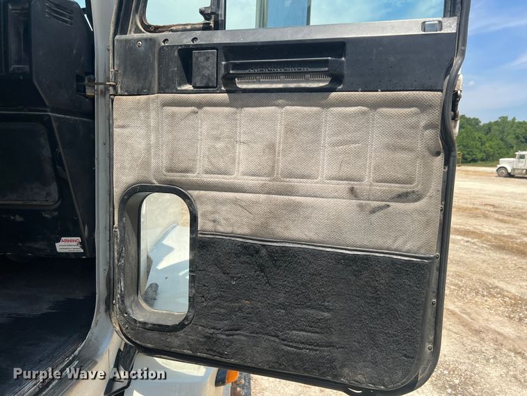 image for item JM9286 2001 Freightliner FLD120  semi truck