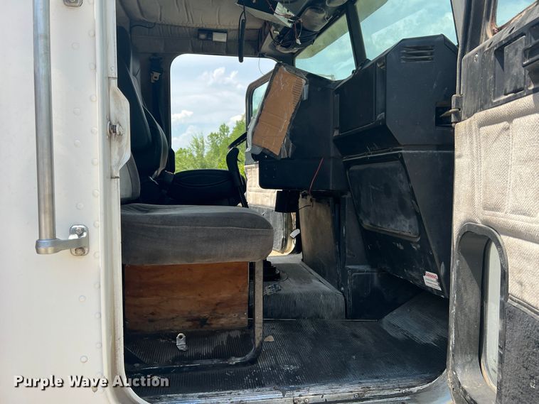 image for item JM9286 2001 Freightliner FLD120  semi truck