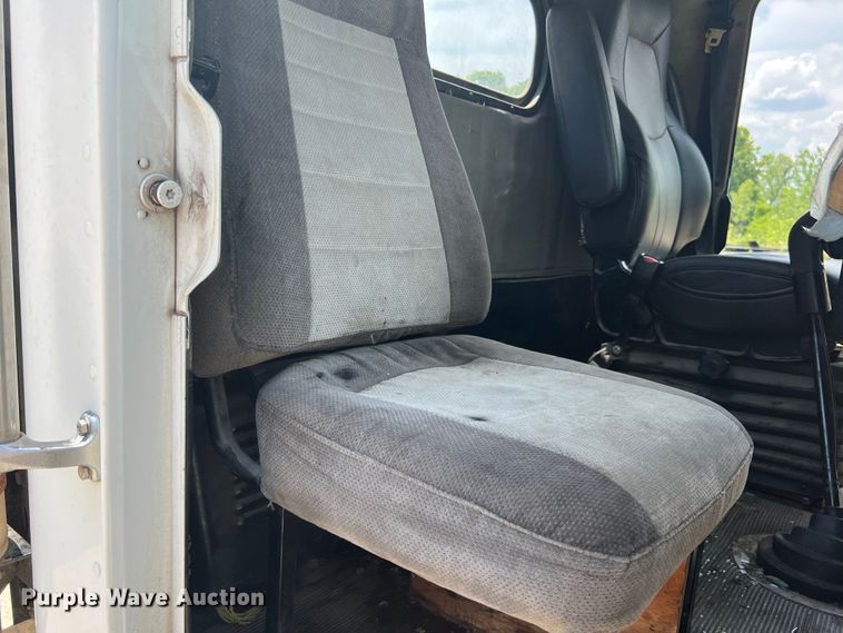 image for item JM9286 2001 Freightliner FLD120  semi truck