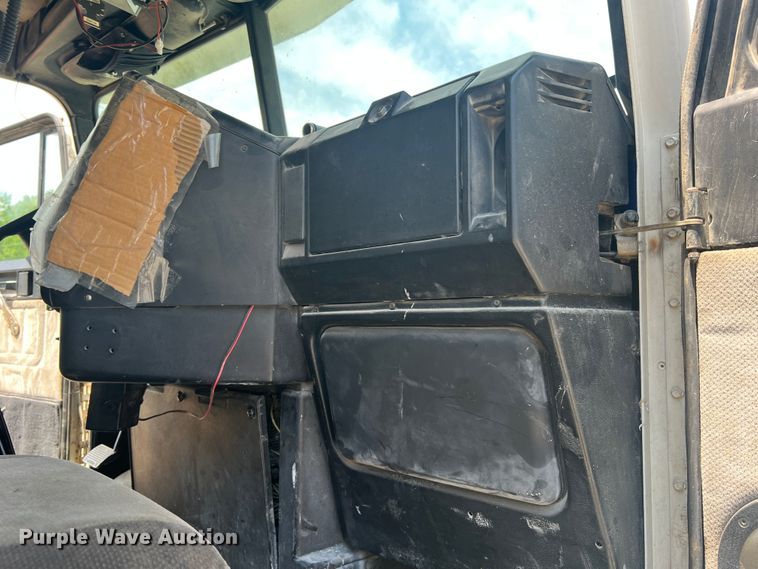 image for item JM9286 2001 Freightliner FLD120  semi truck