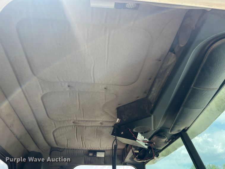 image for item JM9286 2001 Freightliner FLD120  semi truck