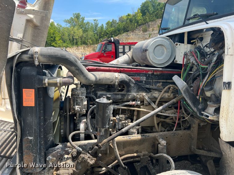 image for item JM9286 2001 Freightliner FLD120  semi truck