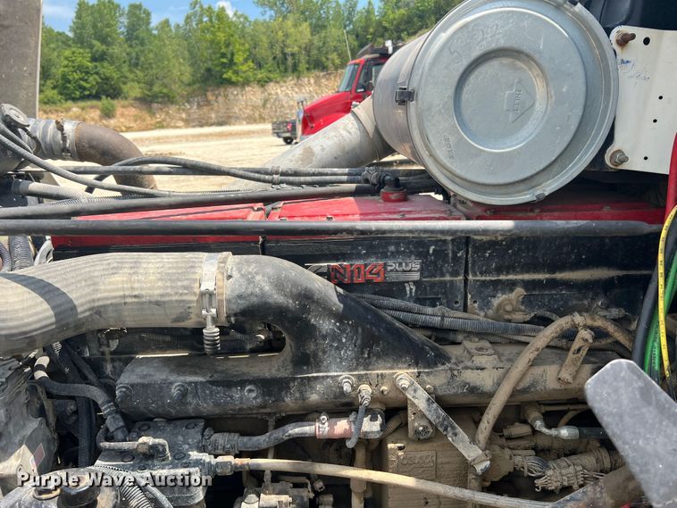 image for item JM9286 2001 Freightliner FLD120  semi truck