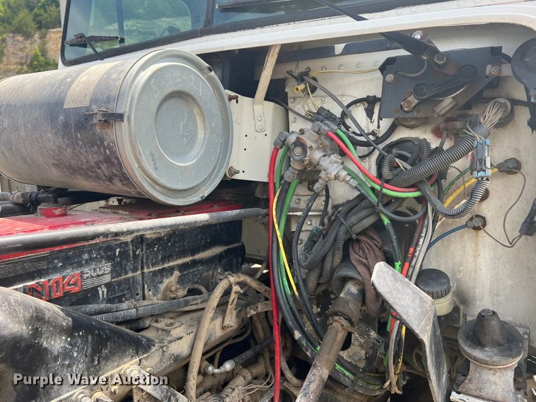 image for item JM9286 2001 Freightliner FLD120  semi truck