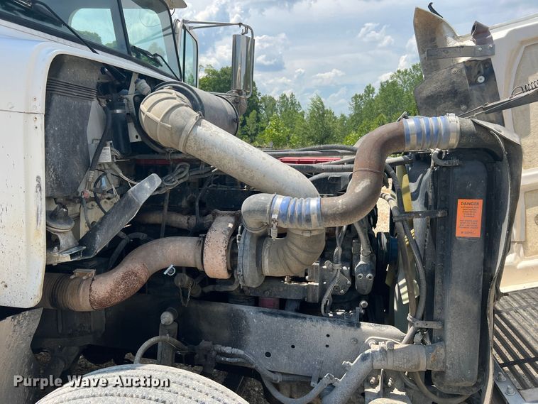 image for item JM9286 2001 Freightliner FLD120  semi truck