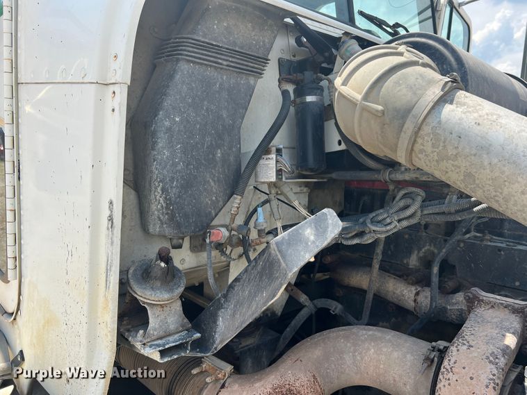 image for item JM9286 2001 Freightliner FLD120  semi truck