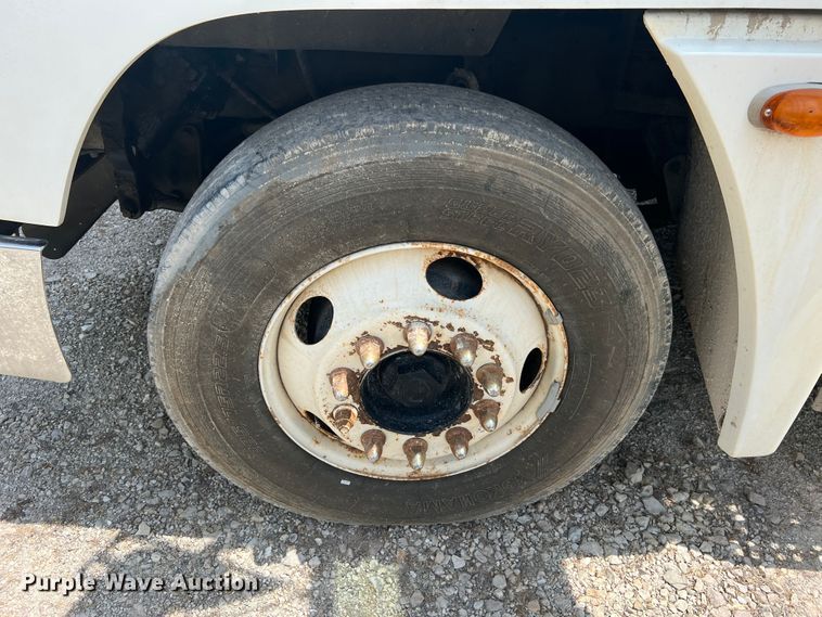 image for item JM9286 2001 Freightliner FLD120  semi truck