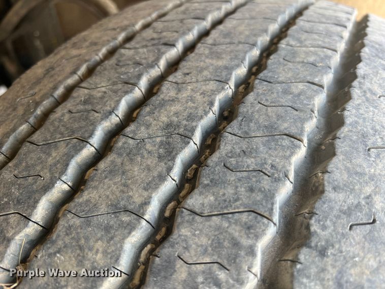 image for item JM9286 2001 Freightliner FLD120  semi truck